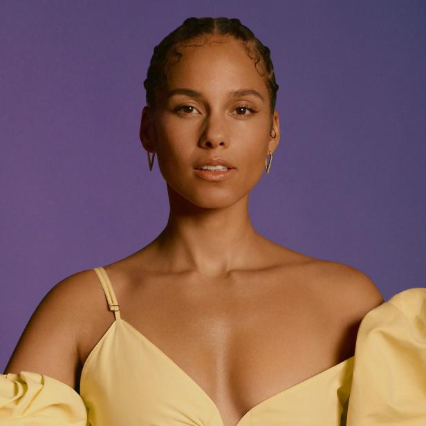 Ein Porträt von Alicia Keys vor einem violetten Hintergrund.