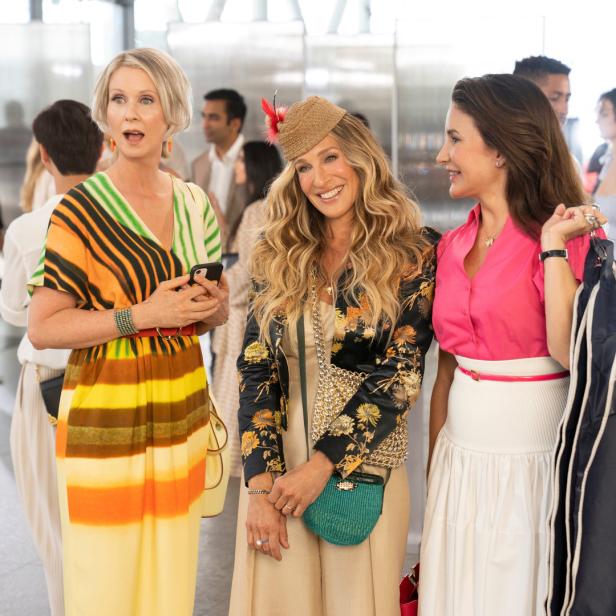 Die Schauspielerinnen Sarah Jessica Parker, Cynthia Nixon und Kristin Davis am Set von „And Just Like That…“.