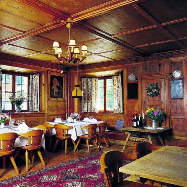 Innenansicht des Landgasthofs Linde mit Tischen und Holzvertäfelung.