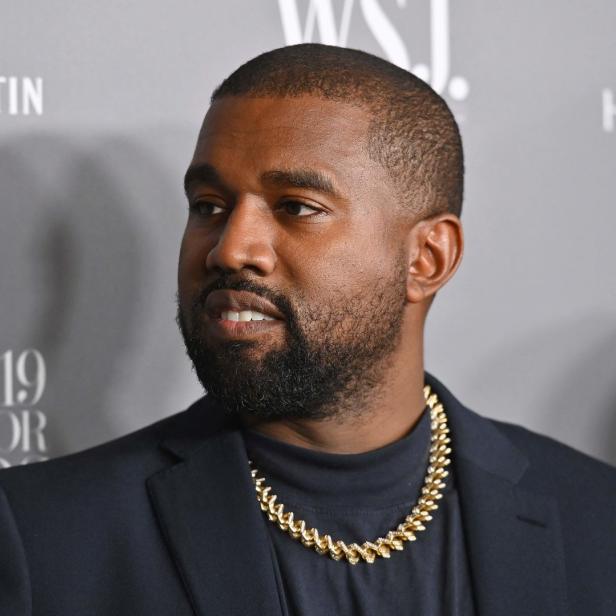Kanye West mit einer goldenen Halskette bei der WSJ. Magazine 2019 Innovator Awards Verleihung.
