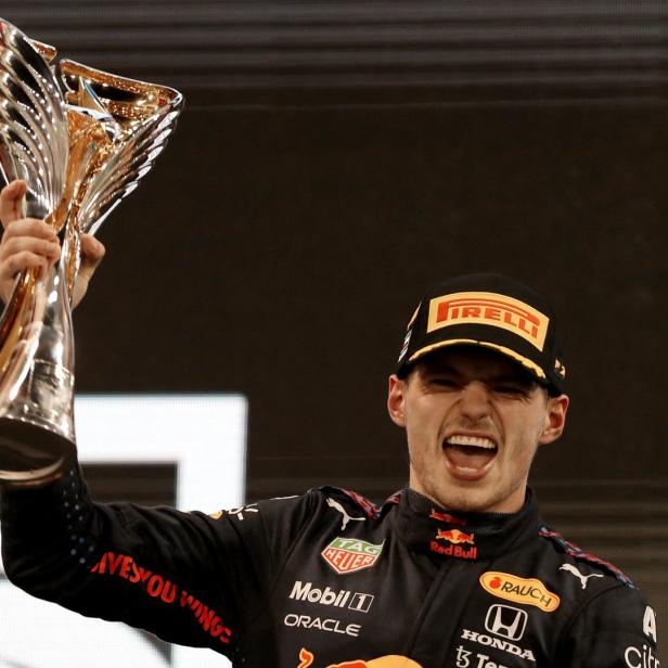Max Verstappen feiert mit der Trophäe nach dem Gewinn eines Formel-1-Rennens.