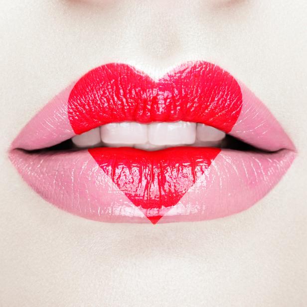 Ein Herz ist auf die Lippen einer Frau gemalt.