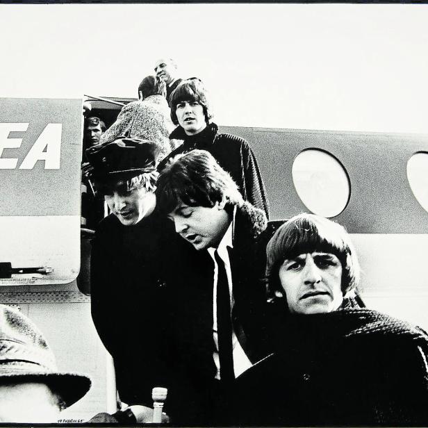 Die Beatles steigen aus einem Flugzeug der British European Airways.