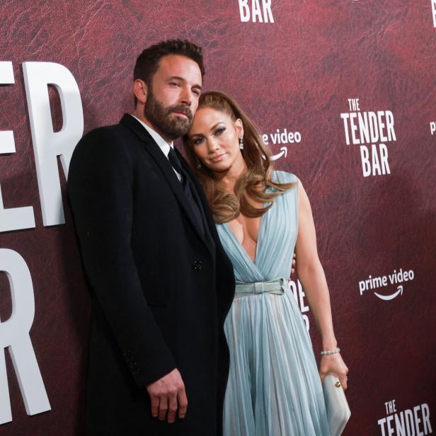 Jennifer Lopez und Ben Affleck posieren für „The Tender Bar“.