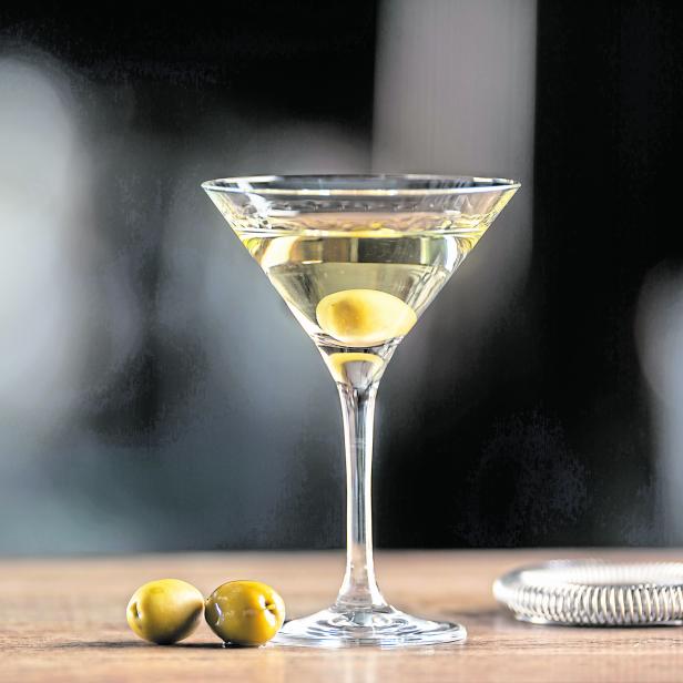 Ein Dry Martini Cocktail mit Gin, trockenem Wermut und einer Olive als Garnitur.