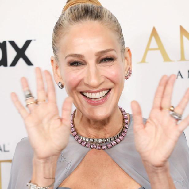 Sarah Jessica Parker lächelt und winkt bei einer Veranstaltung für „And Just Like That…“.