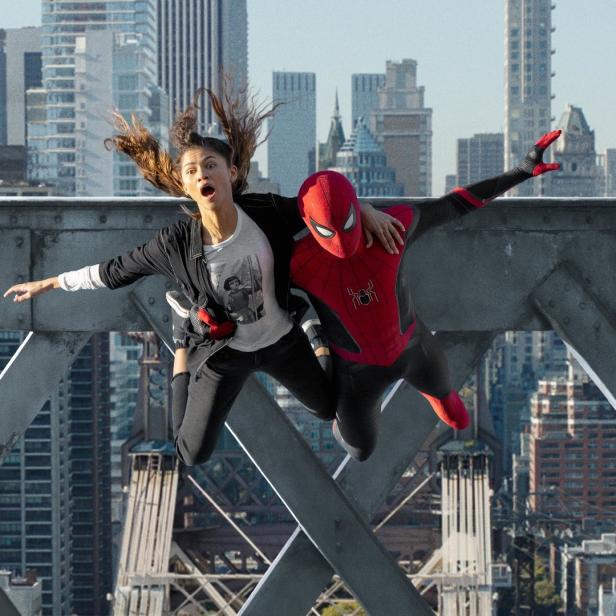 Spider-Man rettet MJ vor dem Sturz von einer Brücke in einer Szene, die vor einer Skyline spielt.