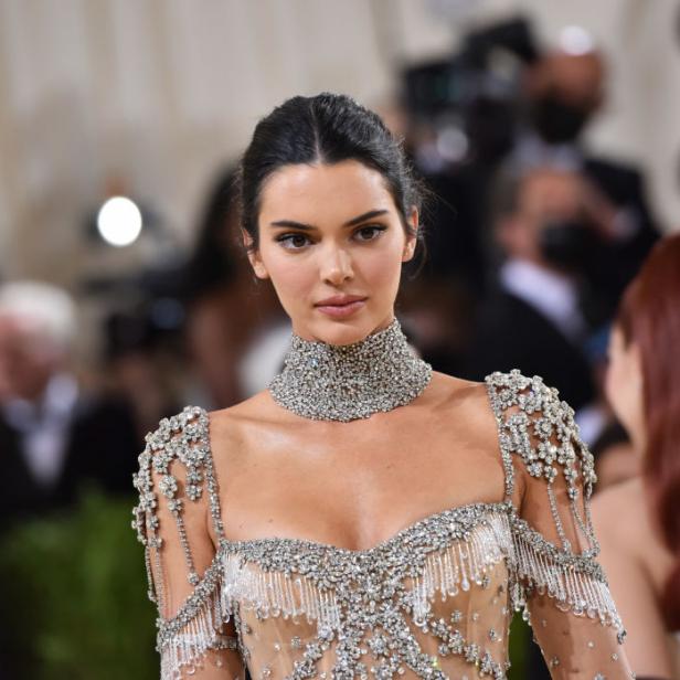 Kendall Jenner trägt ein mit Juwelen besetztes Kleid und einen Halsband auf dem roten Teppich.
