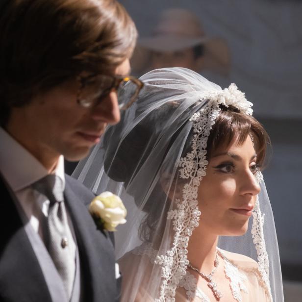 Lady Gaga als Braut mit Adam Driver in einer Szene aus dem Film „House of Gucci“.