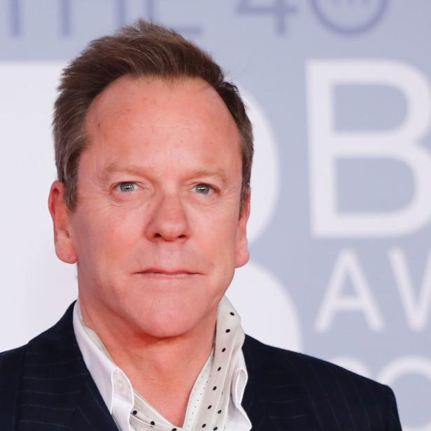 Kiefer Sutherland posiert vor dem Hintergrund der Brit Awards 2020.