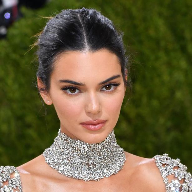 Nahaufnahme von Kendall Jenner mit einem glitzernden Halsband.