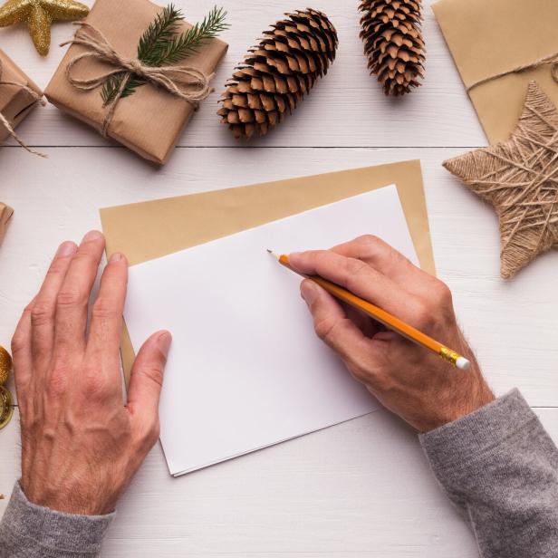 Erwachsener, der ein Brief ans Christkind schreibt.