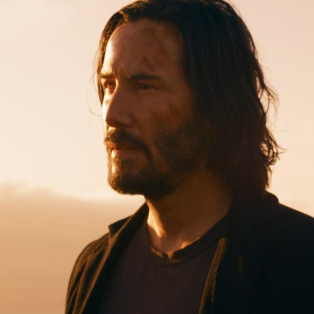 Neo und Trinity, gespielt von Keanu Reeves und Carrie-Anne Moss, in „Matrix Resurrections“.