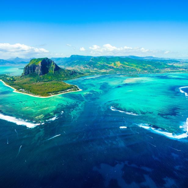 Luftaufnahme von Le Morne Brabant, Mauritius, mit türkisfarbenem Wasser und weißem Sandstrand.