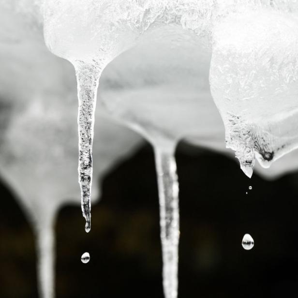Eiszapfen schmelzen und es tropft Wassertropfen ab.