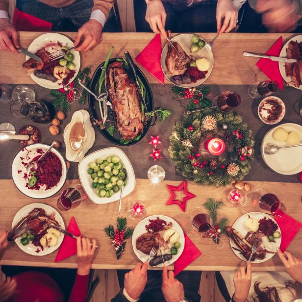Weihnachtstisch mit verschiedenen Köstlichkeiten.