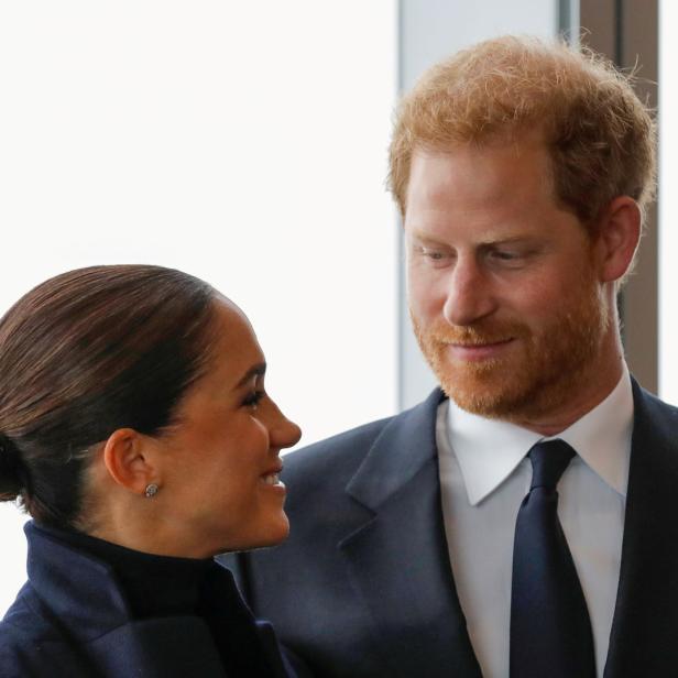 Meghan Markle und Prinz Harry sehen sich an.