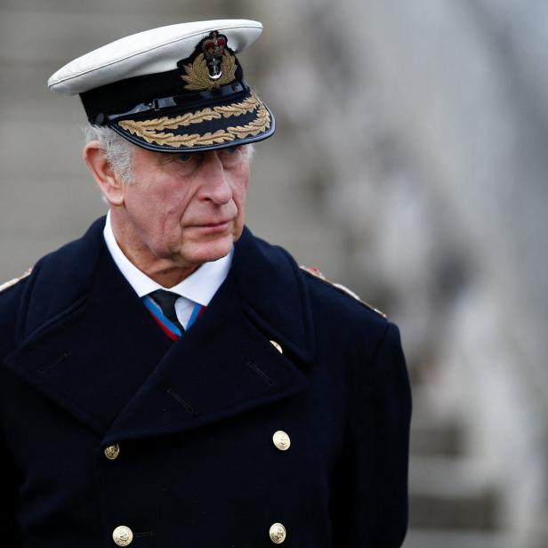 König Charles III. in Marineuniform mit Mütze.