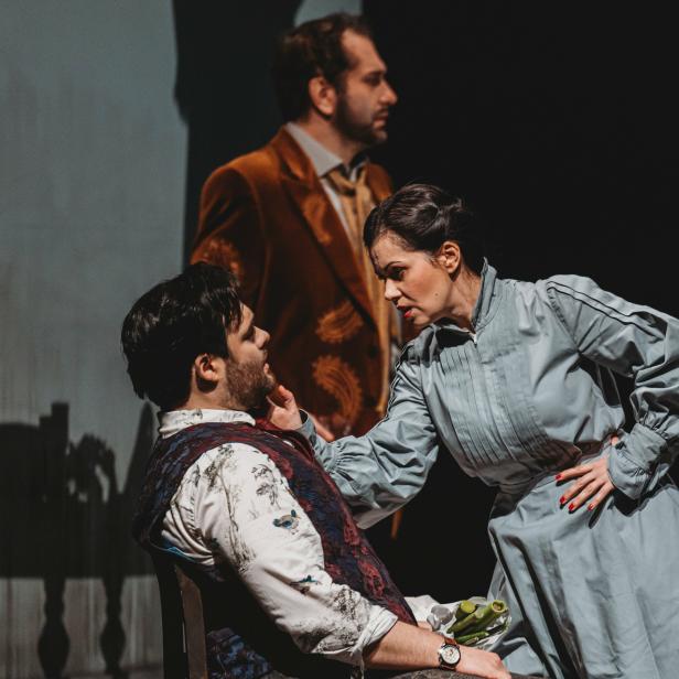 Eine Szene aus einem Theaterstück mit fünf Darstellern auf der Bühne.