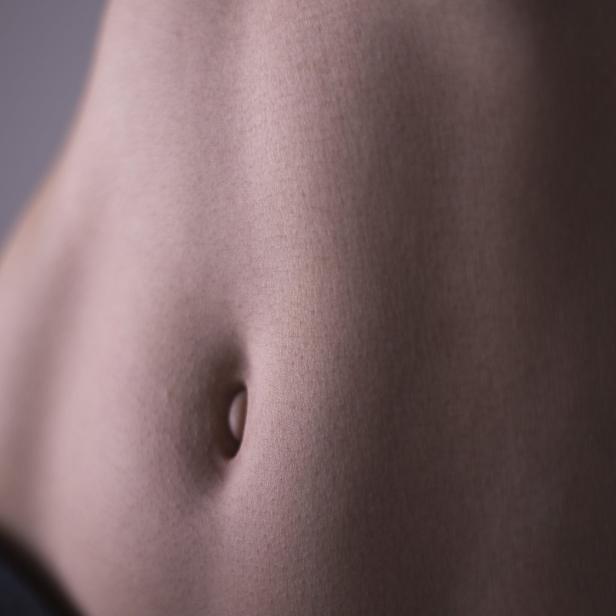 Nahaufnahme des Bauches einer Frau.