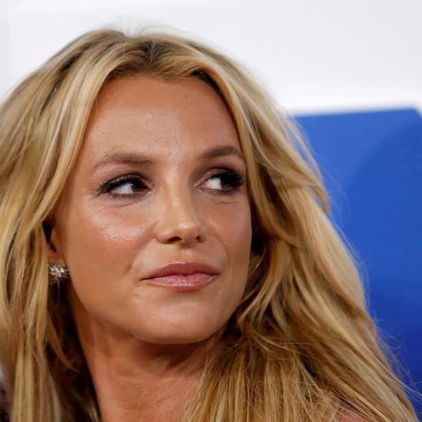 Ein Porträt von Britney Spears mit blonden Haaren und dezentem Make-up.