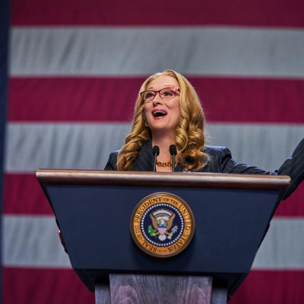 Meryl Streep hält eine Rede vor einer amerikanischen Flagge.