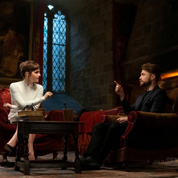 Emma Watson und Daniel Radcliffe sitzen in Sesseln und unterhalten sich.
