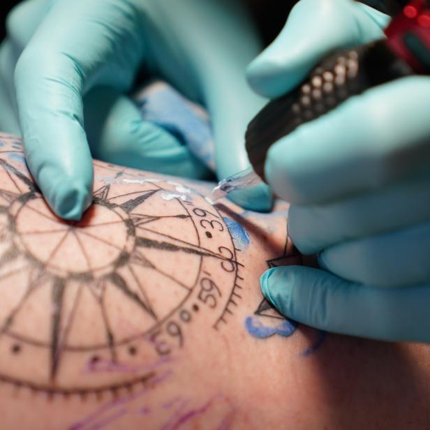 Vor dem EU-Verbot von bunten Tattoo-Farben.