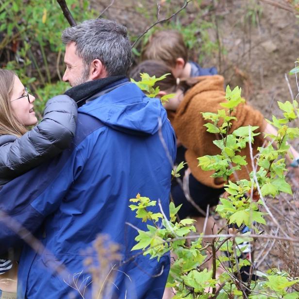 Ben Affleck umarmt seine Tochter Jennifer Affleck.