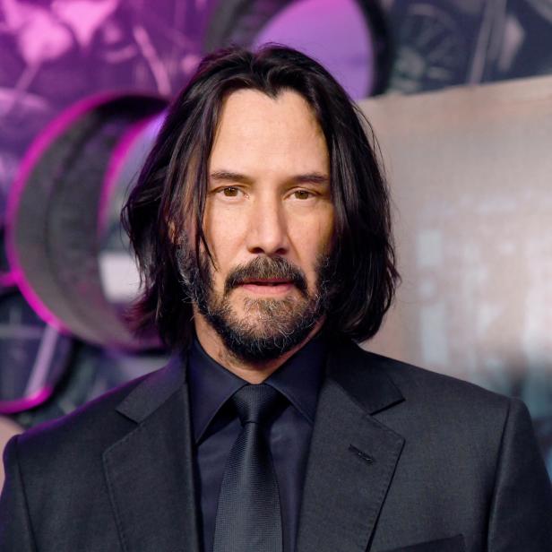 Porträt von Keanu Reeves in einem dunklen Anzug.