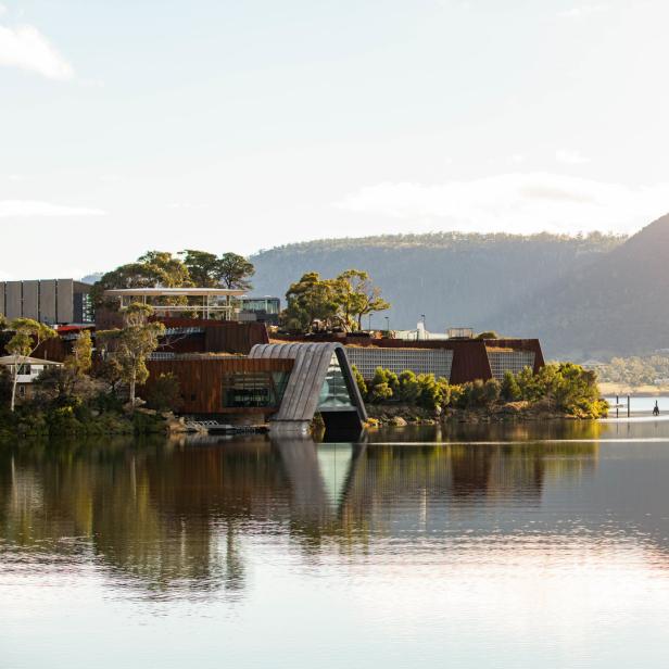 Das Museum of Old and New Art (MONA) in Hobart, Tasmanien, liegt am Ufer des Derwent River.