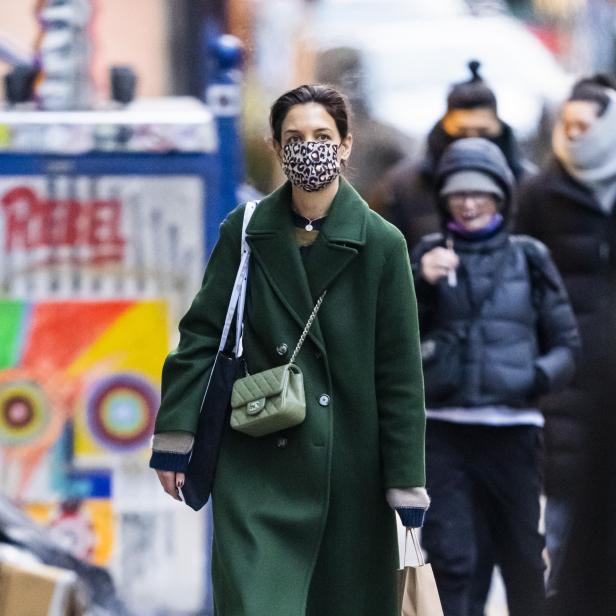 Katie Holmes mit einer Tiermuster-Maske, einem grünen Mantel und einer Chanel-Tasche in der Stadt.