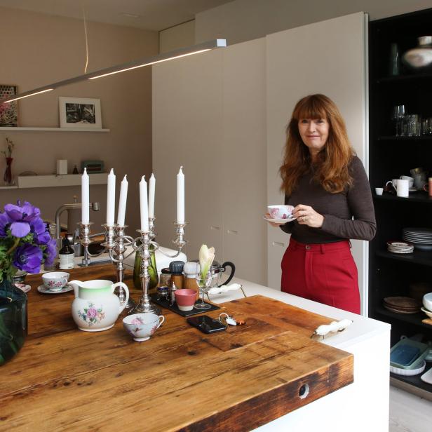 Oona Horx-Strathern hält eine Tasse in einer Küche.
