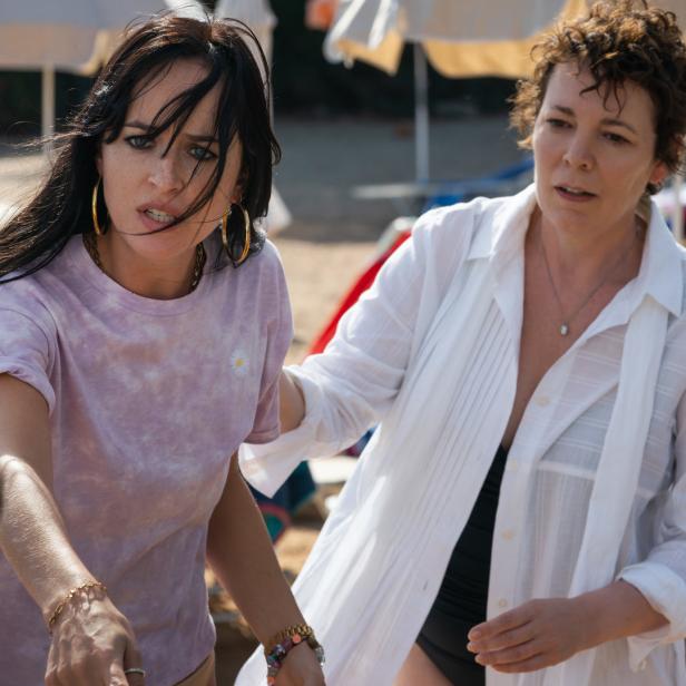 Dakota Johnson und Olivia Colman in einer Szene am Strand.