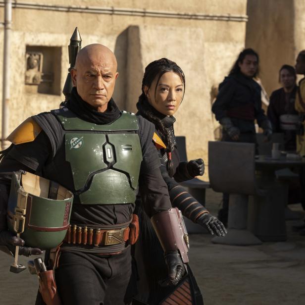 Boba Fett und Fennec Shand gehen durch eine Wüstenstadt.
