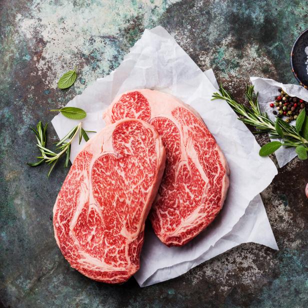 Zwei Steaks liegen auf einem Papier.