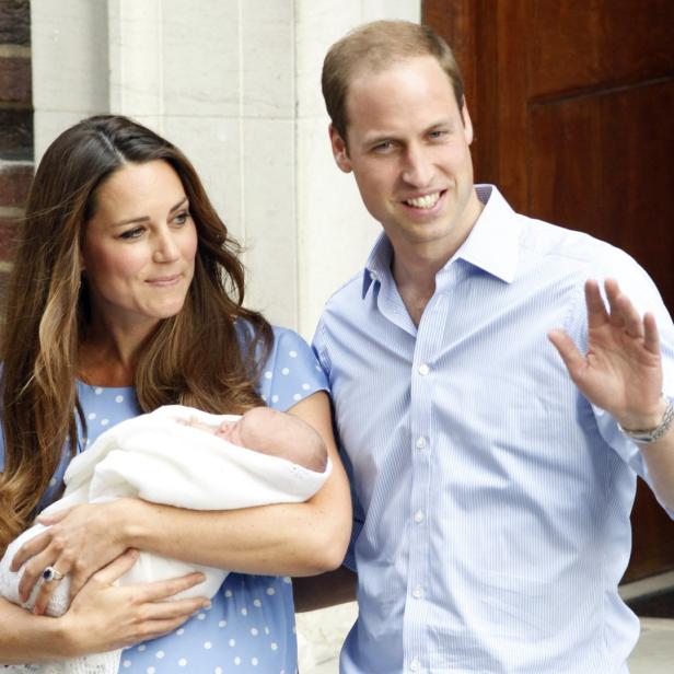 Kate Middleton und Prinz William präsentieren ihr neugeborenes Baby.