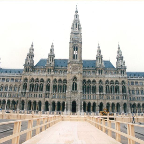 Das Wiener Rathaus mit einer Baustelle im Vordergrund.