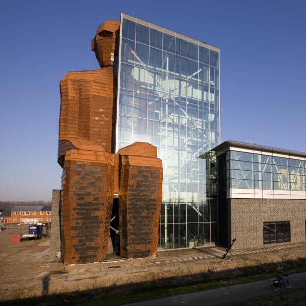 Das Corpus Museum in Oegstgeest, Niederlande, mit einer markanten Skulptur eines menschlichen Körpers.