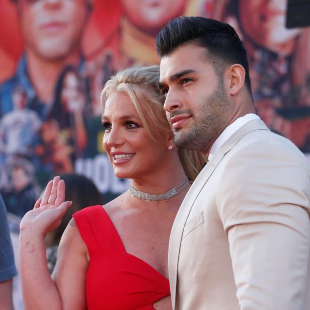 Britney Spears und Sam Asghari posieren auf einem roten Teppich.