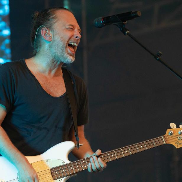 Thom Yorke spielt Bass und singt auf einem Festival.