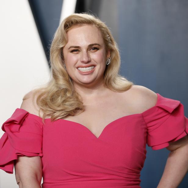 Rebel Wilson lächelt bei den 92. Academy Awards in einem pinkfarbenen Kleid.
