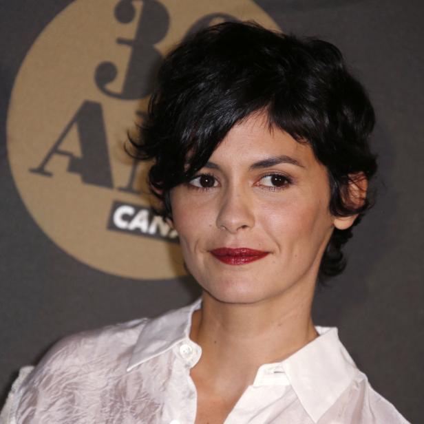 Audrey Tautou posiert vor einem Logo von Canal+.