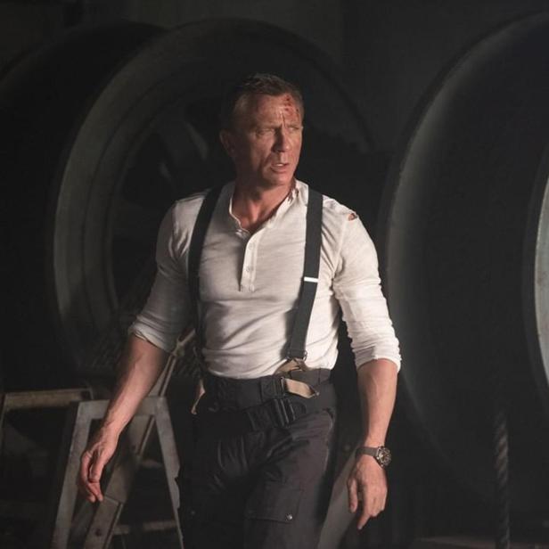 Daniel Craig als James Bond in einer dunklen Industrieanlage.
