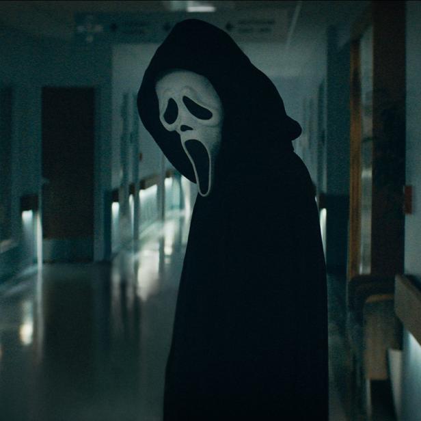 Ghostface steht in einem dunklen Krankenhausflur.