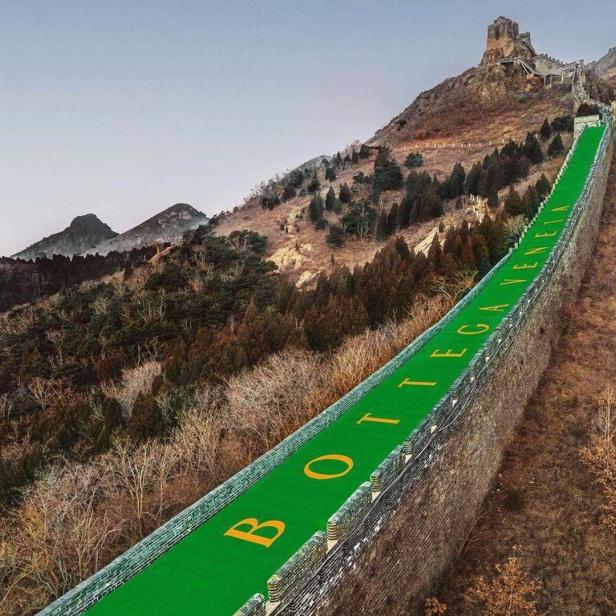 Die Chinesische Mauer mit einem grünen Laufsteg und dem Schriftzug „Bottega Veneta“.