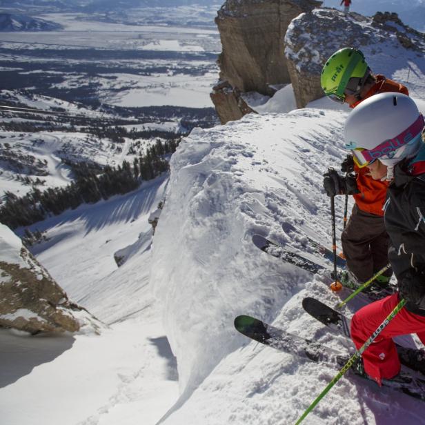 Skifahrer stehen am Corbet's Couloir in Wyoming, USA, bereit für die Abfahrt.