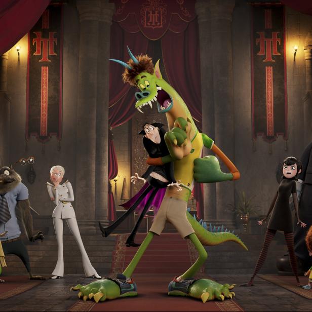 Die Monster aus dem Film „Hotel Transsilvanien“ stehen in einer Gruppe zusammen.