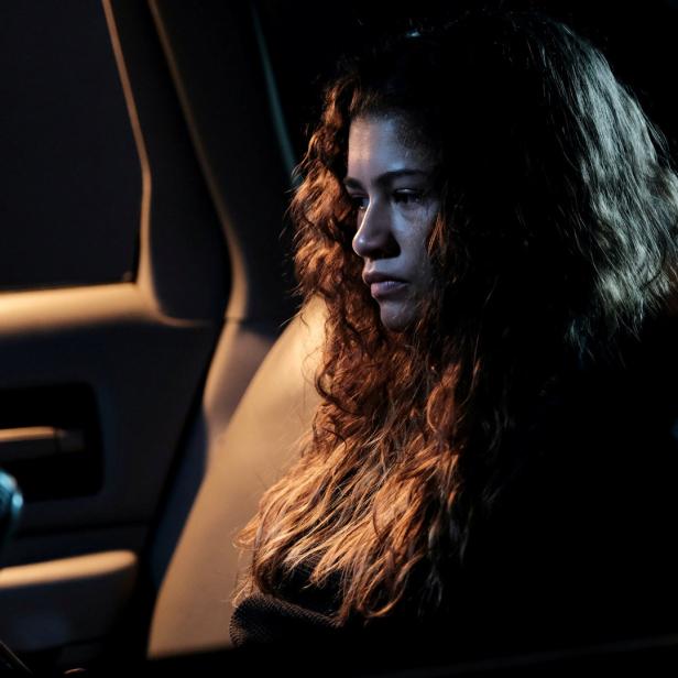 Zendaya sitzt mit traurigem Blick im Auto.