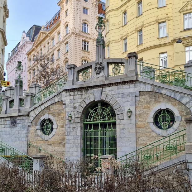 Die Jugendstiltreppe der U-Bahn-Station Karlsplatz in Wien.